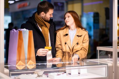 Genç beyaz adam kız arkadaşını mutlu etmeye karar verdi.