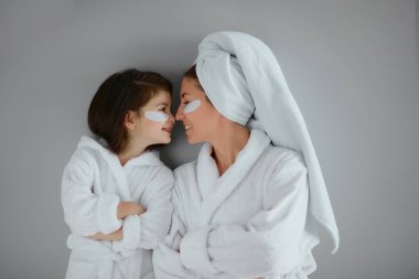 Havlu ve maske takan harika bir anne ve kız.