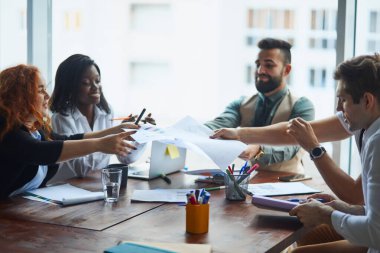 İş arkadaşlarıyla toplantı ve iş ofisinde sonraki adımları planlama