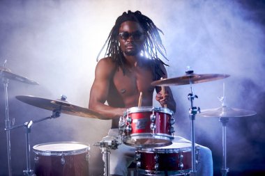 Güçlü bir Afrikalı bateristin portresi.