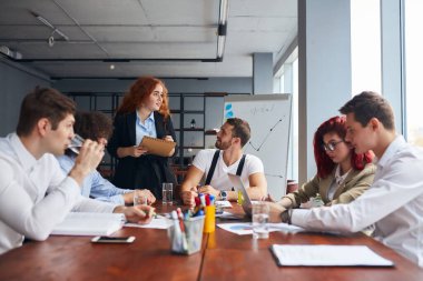 Bir grup Kafkas genç tasarımcı Modern Ofiste Masa etrafında toplanıyor