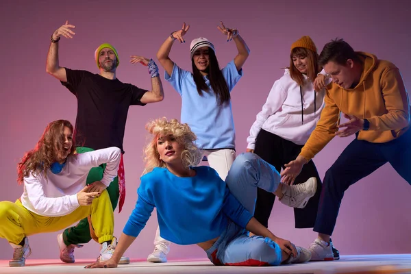 Группа профессиональных танцоров хип-хопа — стоковое фото