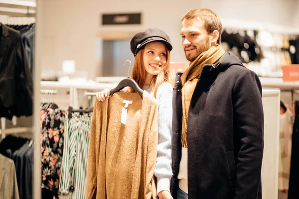 Belo casal caucasiano compras juntos na loja de roupas — Fotografia de Stock