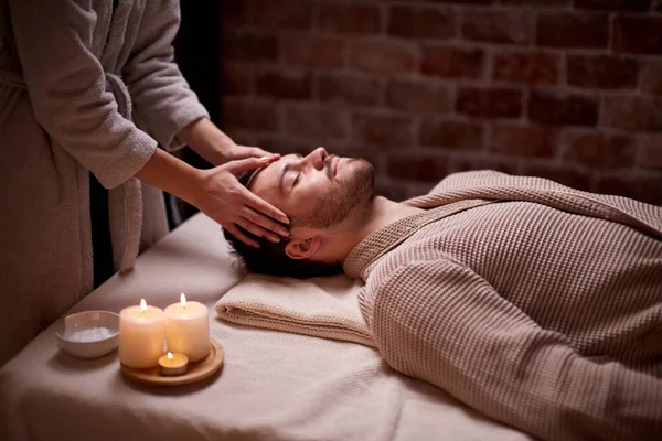 Uomo ottenere massaggio viso nel salone di bellezza spa — Foto Stock