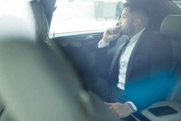 Nachdenklicher Mann sieht Seite im Auto — Stockfoto