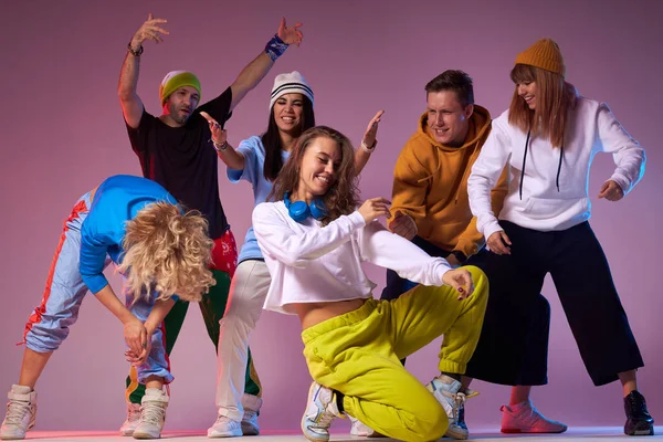 Grupo de jovens dançarinos de hip-hop em estúdio — Fotografia de Stock