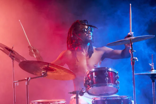 Flot attraktiv mand pragtfuldt spiller på trommer - Stock-foto