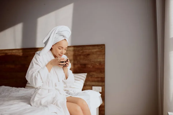 Menina bonito desfrutar de café após o chuveiro — Fotografia de Stock