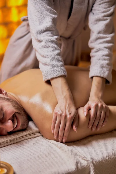 Joven feliz relajarse en el salón de spa —  Fotos de Stock