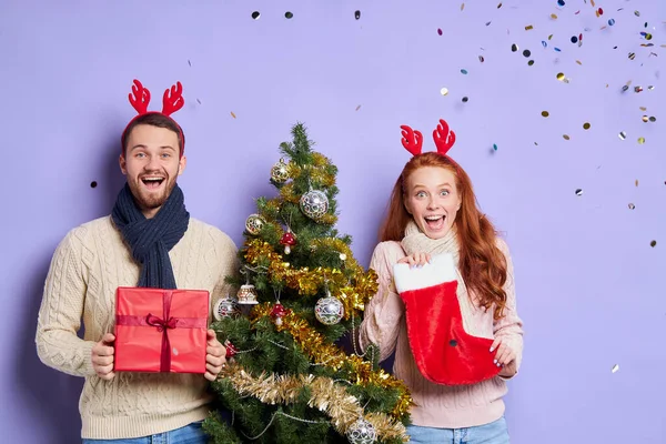 Unga par på julfesten — Stockfoto