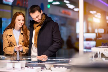 Kuyumcuda kadınlar için yüzük ya da zincir seçme süreci