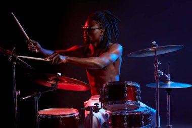 Profesyonel baterist stüdyoda izole edilmiş.