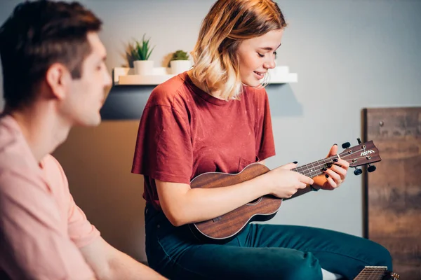 Mujer autodidacta jugando ukelele en casa — Foto de Stock