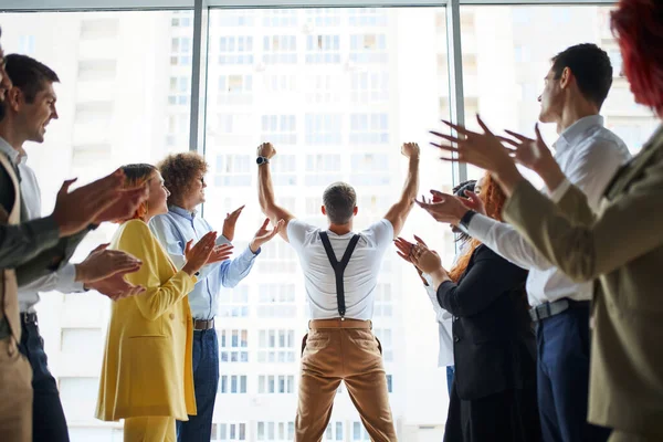 Jovem equipe de negócios bem sucedida está batendo palmas para homem de negócios para um ótimo trabalho — Fotografia de Stock