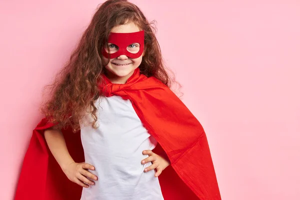 Litte ragazza supereroe in maschera e mantello — Foto Stock
