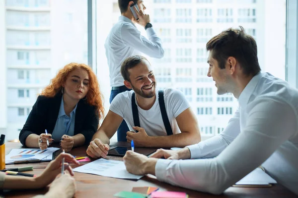 Caucásico alegre coworking en oficina con ventana panorámica —  Fotos de Stock