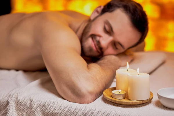 Blanke man liggend op massagetafel en relx — Stockfoto