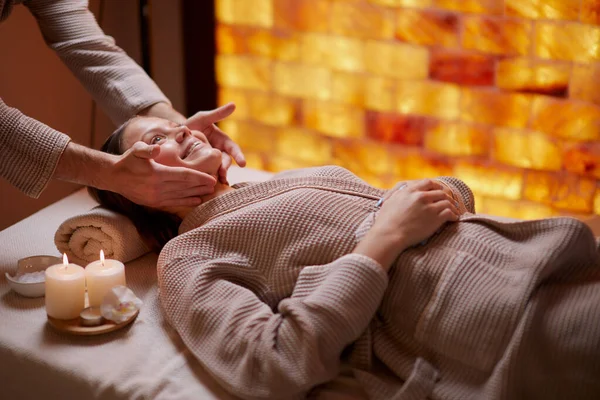 Caucasico femmina a spa avendo massaggio in il suo faccia — Foto Stock