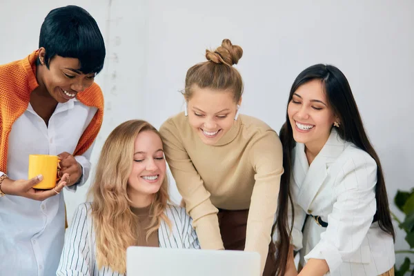 Team of female businesswomen working together in office — Stock Photo, Image