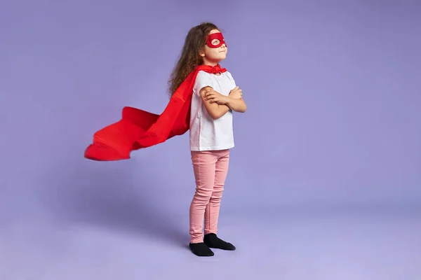 Retrato de niña con capa de aleteo —  Fotos de Stock