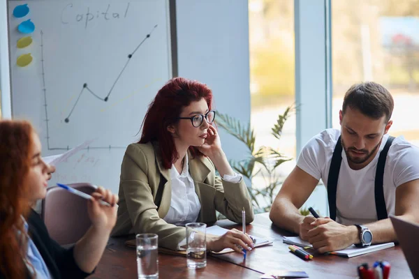 Atento joven líder mujer de equipo escuchando colega — Foto de Stock