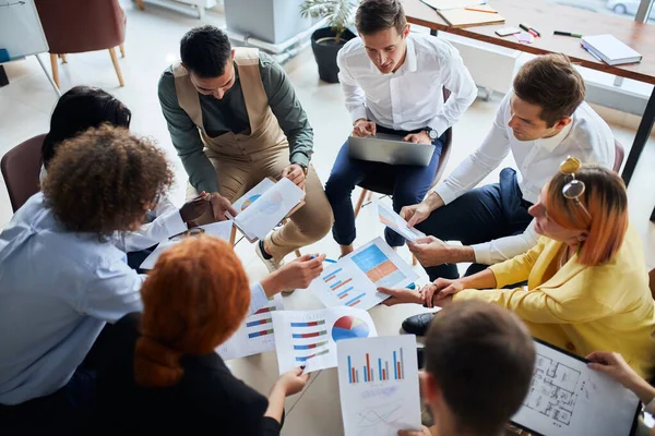 Diverse persone si sono riunite per discutere l'avvio di un'impresa — Foto Stock