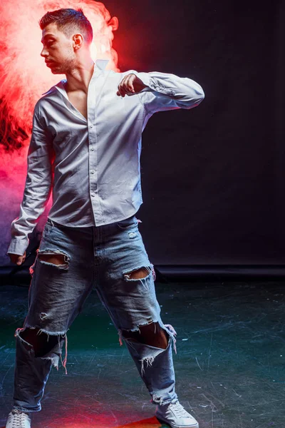 Mannelijke danser dragen casual kleding voor straat dansen — Stockfoto