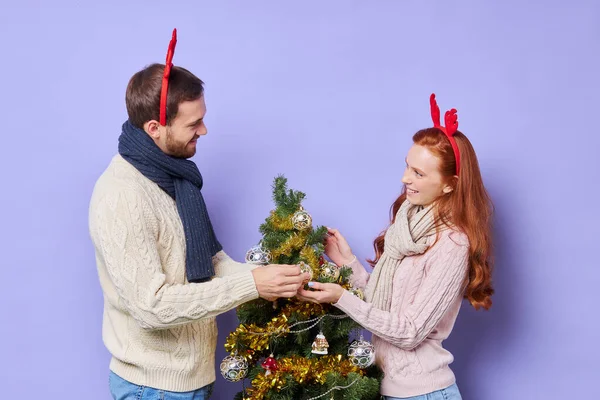 Όμορφο ζευγάρι στολίζει χριστουγεννιάτικο δέντρο — Φωτογραφία Αρχείου