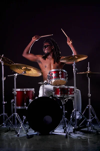 Junger attraktiver schwarzer Schlagzeuger, der Schlagzeug und Becken spielt — Stockfoto