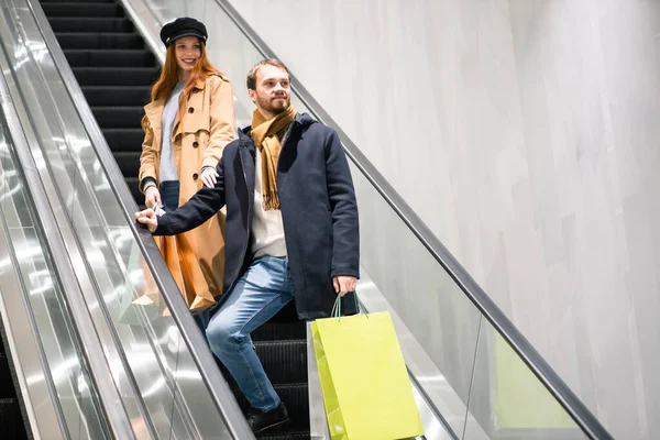 Verkoop, consumentisme en mensen concept. jong Kaukasisch paar genieten samen winkelen — Stockfoto