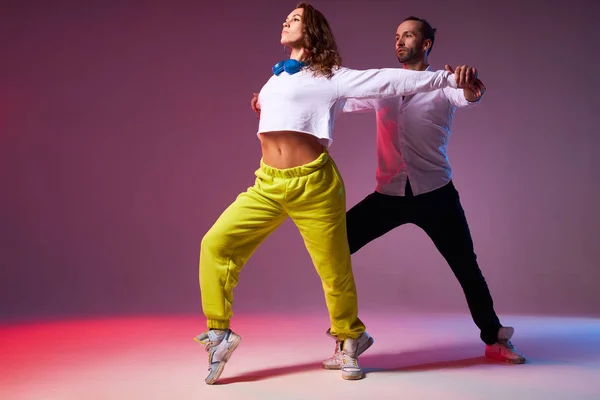 Professionele dansers op het podium — Stockfoto