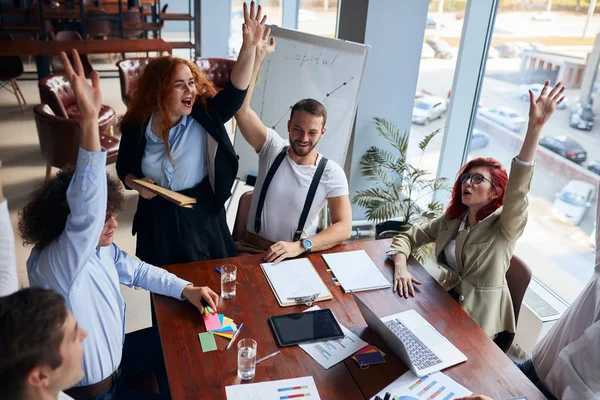 Kaukasisch fröhliches Coworking im Büro mit Panoramafenster — Stockfoto