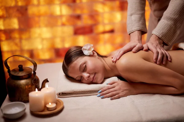 Mooie Kaukasische jonge vrouw ontspannen in een spa salon — Stockfoto