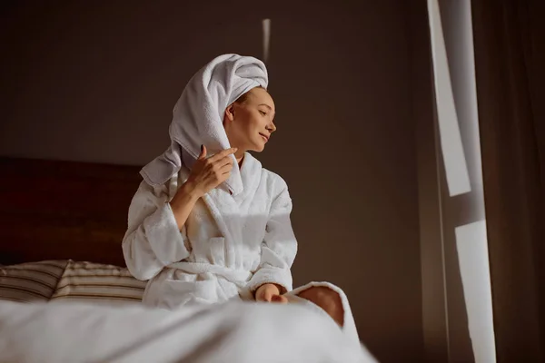 Atractiva mujer joven envuelta con toalla de baño — Foto de Stock
