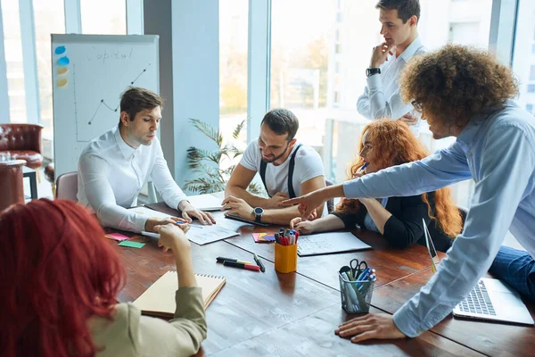 Un grupo de caucásicos en la conferencia de negocios — Foto de Stock