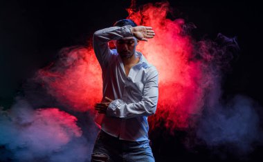 Stüdyoda dans eden beyaz tişörtlü yetenekli beyaz bir genç.