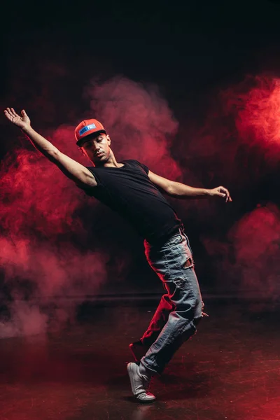 Junger arabischer Mann in lässiger Kleidung, der Streetdance liebt — Stockfoto