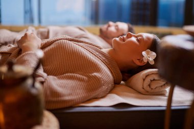 Kafkas kadın ve erkek spa prosedürlerinde çaydanlık ve bir fincan yeşil çayla