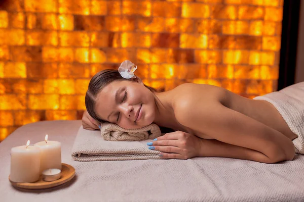 Menina bonita relaxante no salão de spa — Fotografia de Stock