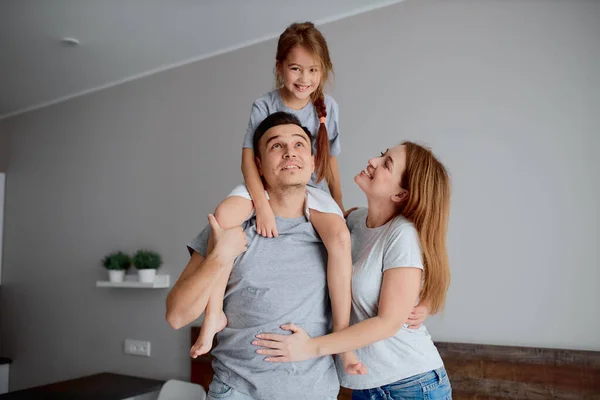 Feliz pareja caucásica de pie juntos en el dormitorio — Foto de Stock