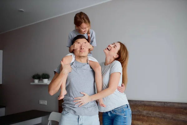 Padres emocionales e hija en casa posando — Foto de Stock