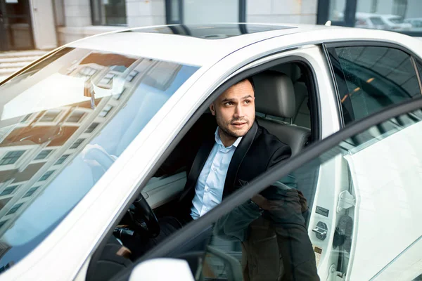 Kaukázusi férfi becsukja az ajtót az autó — Stock Fotó
