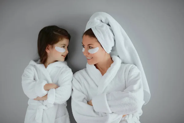 Atraktivní roztomilý úžasný maminka a dcera v ručníky a maska — Stock fotografie