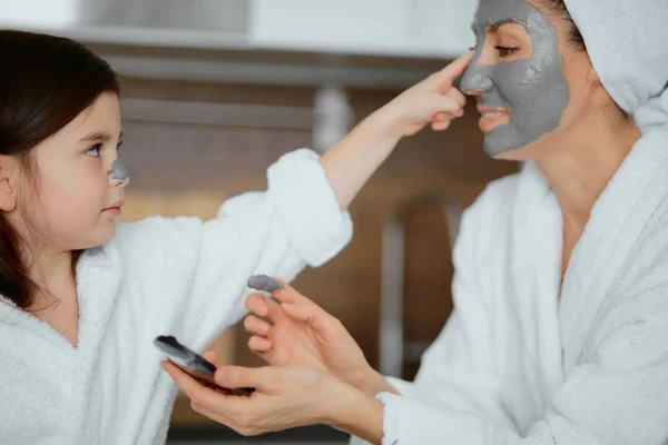 Schoonheidsbehandelingen thuis, moeder en dochter — Stockfoto