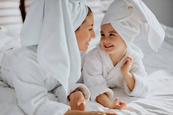 Familia impresionante, madre e hijo juntos después de la ducha — Foto de Stock