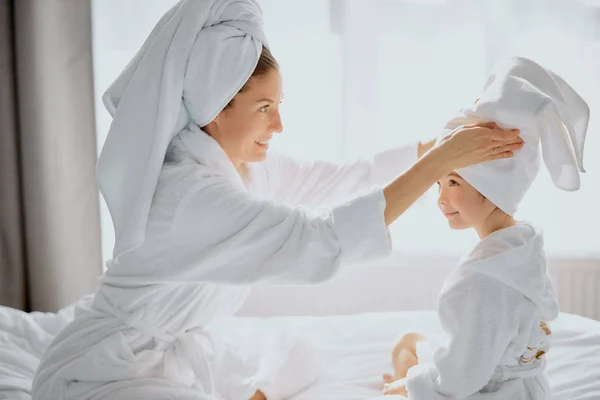 Careful attentive woman straightens a towel to daughter — Stock Photo, Image