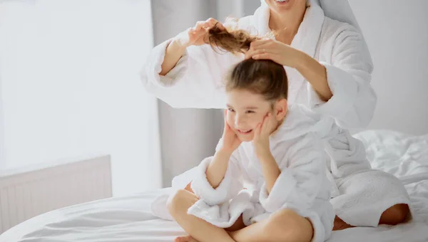 Atenta madre caucásica se preocupa por la hija después de la ducha —  Fotos de Stock