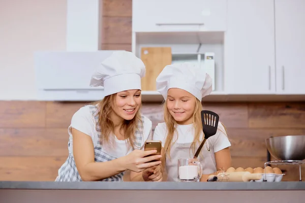 Attraktiv kvinna med dotter förbereder sig för att baka — Stockfoto