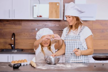 Annesiyle un yapan kız.