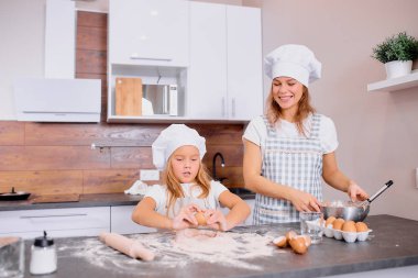 Komik anne ve çocuk mutfakta birlikte.